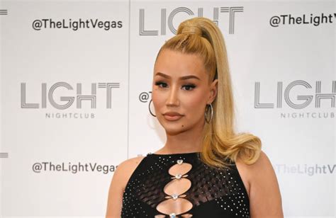 iggy azalea nudes|Iggy Azalea poses completely nude in latest Instagram posts